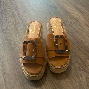 Never worn, woven platform, brown size 7!